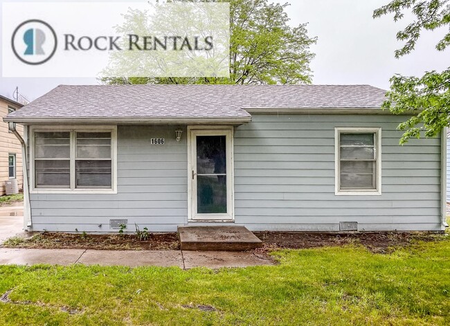 Building Photo - 2 Bed 1 Bath in Quiet Neighborhood