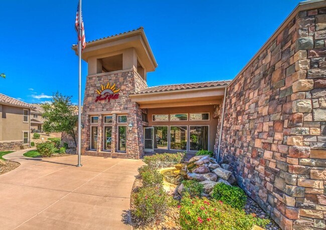 Building Photo - Beautiful townhome near little valley