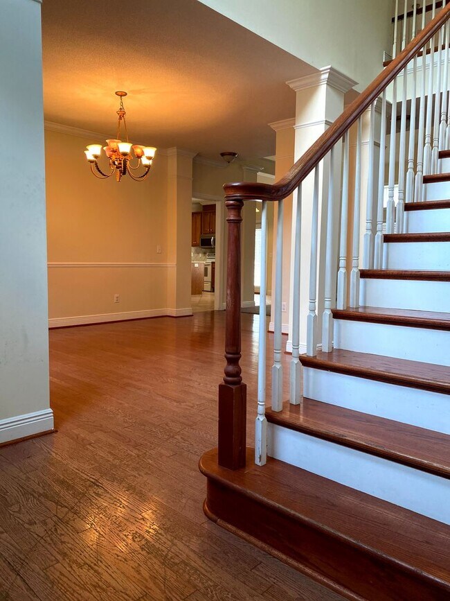 Building Photo - Large Home Settled on Culd-e-sac