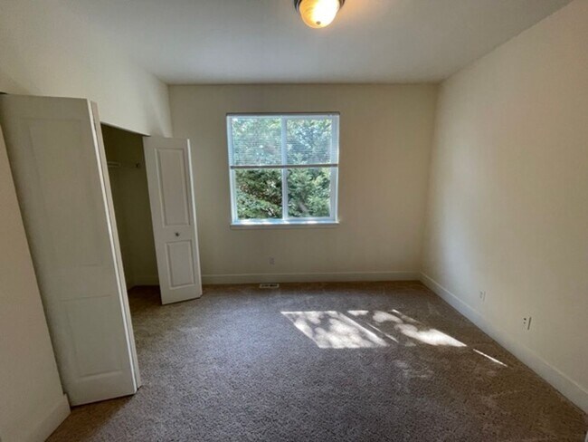 Building Photo - Extremely Spacious 5BD/3BTH Home For Lease...