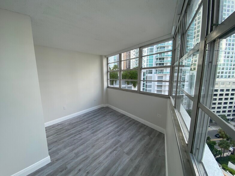 Building Photo - 999 Brickell Bay Dr