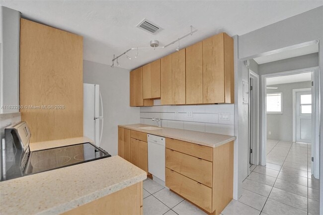 Building Photo - 2909 Middle River Dr