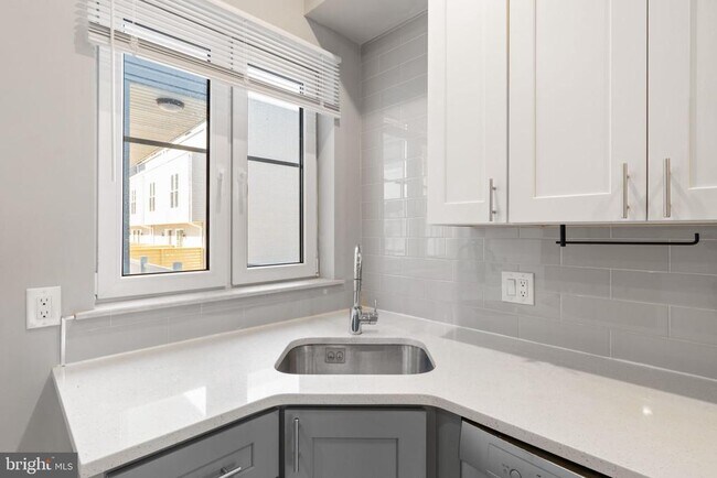 Building Photo - 2142 Master St