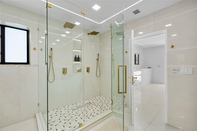 Building Photo - 1117 Adams St