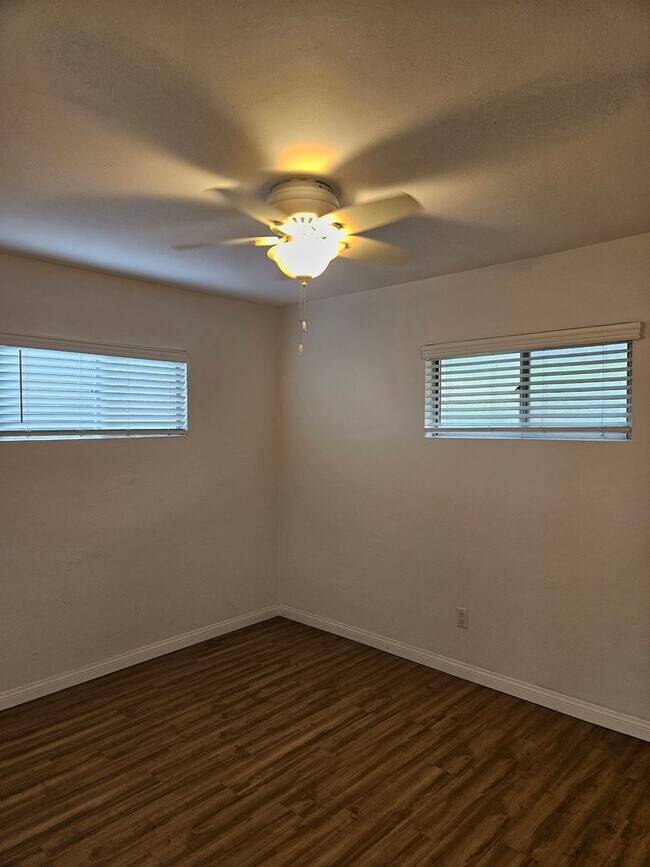 Building Photo - MOVE IN SPECIAL: Charming 2 Bedroom/1 Bath...