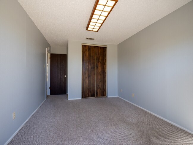 Building Photo - 1209 Hi Stirrup