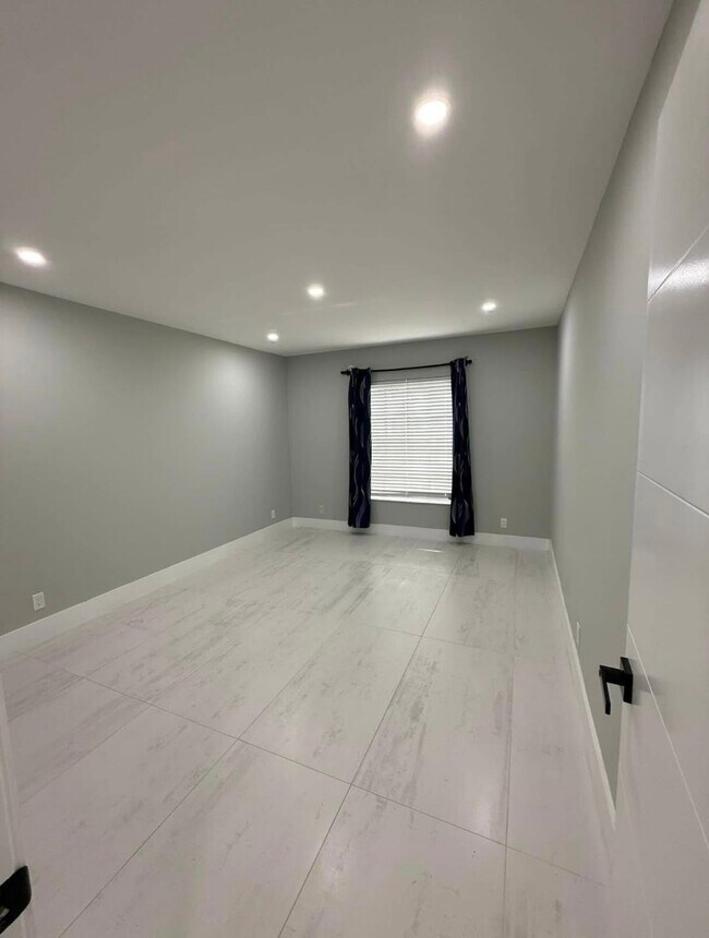 Building Photo - 2191 NE 68th St