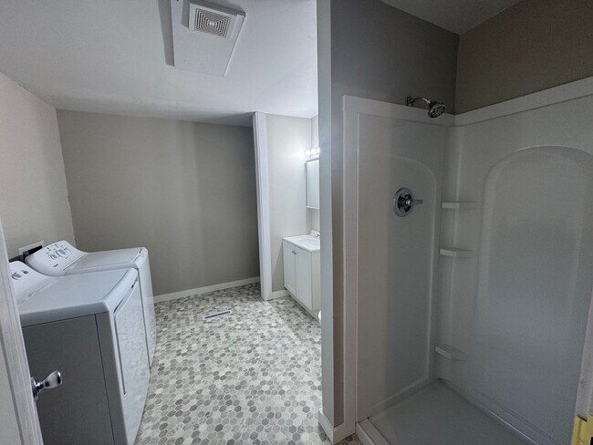 Building Photo - Remodeled 4 Bed 2 Bath For RENT