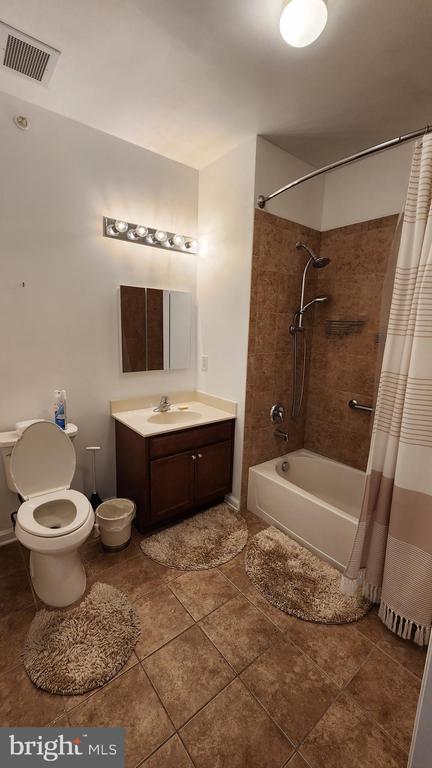 Building Photo - 245 Breeders Cup Dr