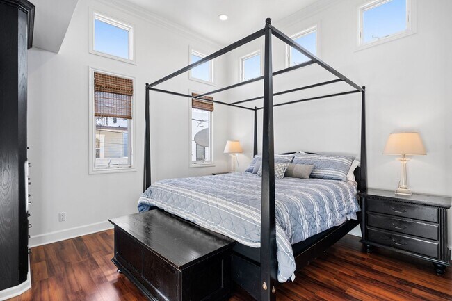 Building Photo - Light-Filled Furnished Townhouse with Rooftop Deck in Corona del Mar