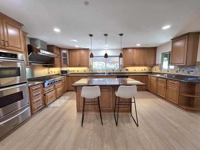Building Photo - Gorgeous Entertainers Dream Home