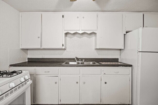 Building Photo - Spacious single story 2 bedroom 1 bath Ava...