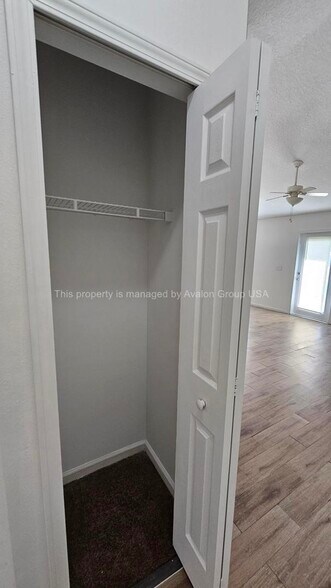 Building Photo - 9453 Thorn Glen Rd