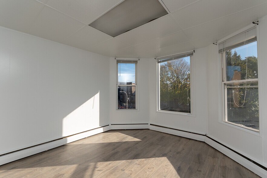 Building Photo - 3736 W Wabansia Ave