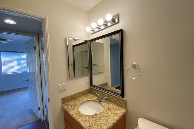 Building Photo - Awesome Condo - Complex W/ Pool, Gym & BBQ...