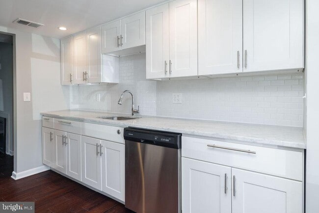 Building Photo - 3206 Emerald Pl