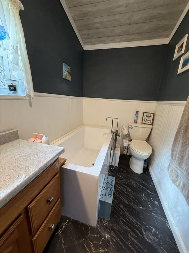 Building Photo - Rare Seasonal Frankfort Find-Fully Furnished!