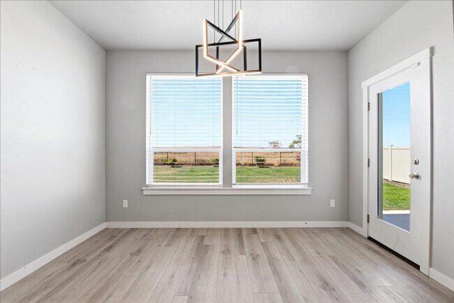 Building Photo - 5 Bedroom, 2.5 Bathroom home located in Southeast Boise