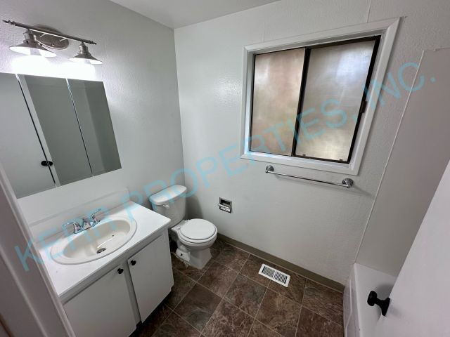 Building Photo - Charming 3-Bed Duplex in Gresham with Spacious 1100 Sq Ft Layout!