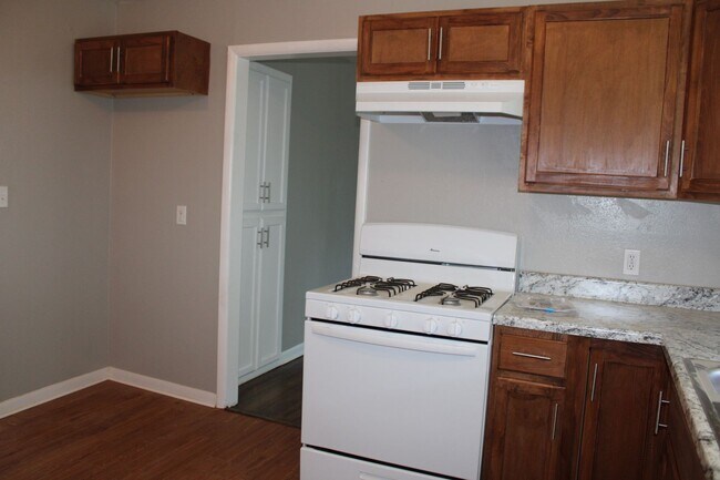 Building Photo - REMODELED!!  3 beds, 2 bath