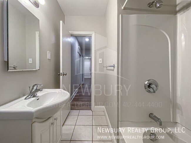 Building Photo - Cozy 2 Bedroom Available Now!