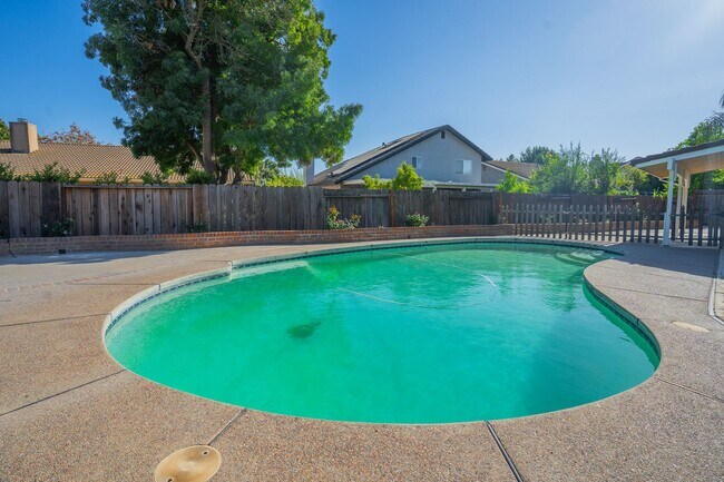 Building Photo - BEAUTIFUL 4 BEDROOM HOME WITH SWIMMING POOL!