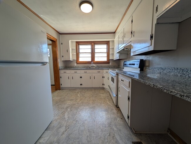 Building Photo - 318 E 11th St