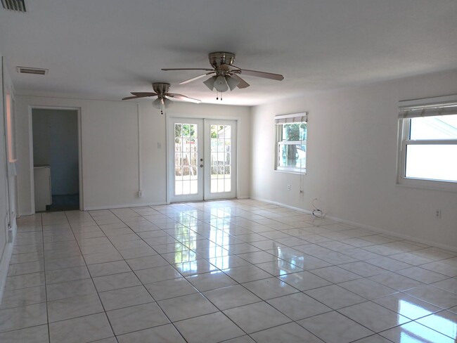 Building Photo - Big family room, granite & stainless kitch...
