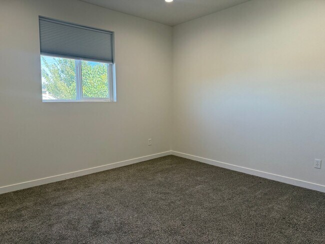 Building Photo - 505 N 80th Ave