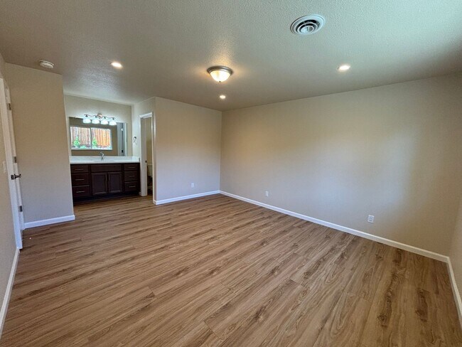 Building Photo - 3 Bedroom, 2 Bathroom Family Home