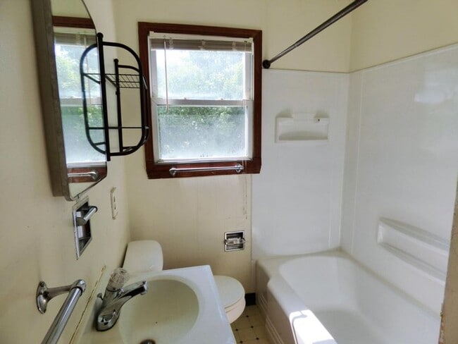 Building Photo - Adorable 2BR, 1BA Single Family Home