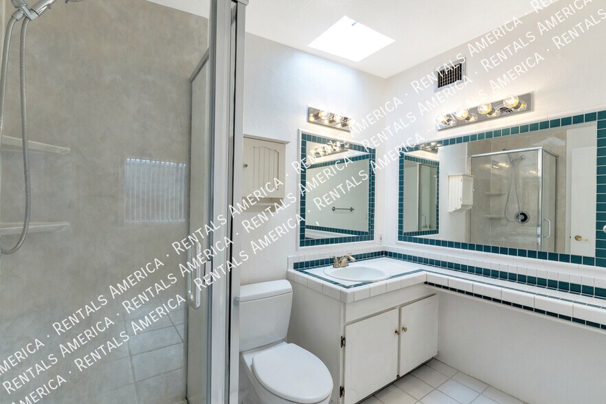 Building Photo - 801 E Holaway Dr