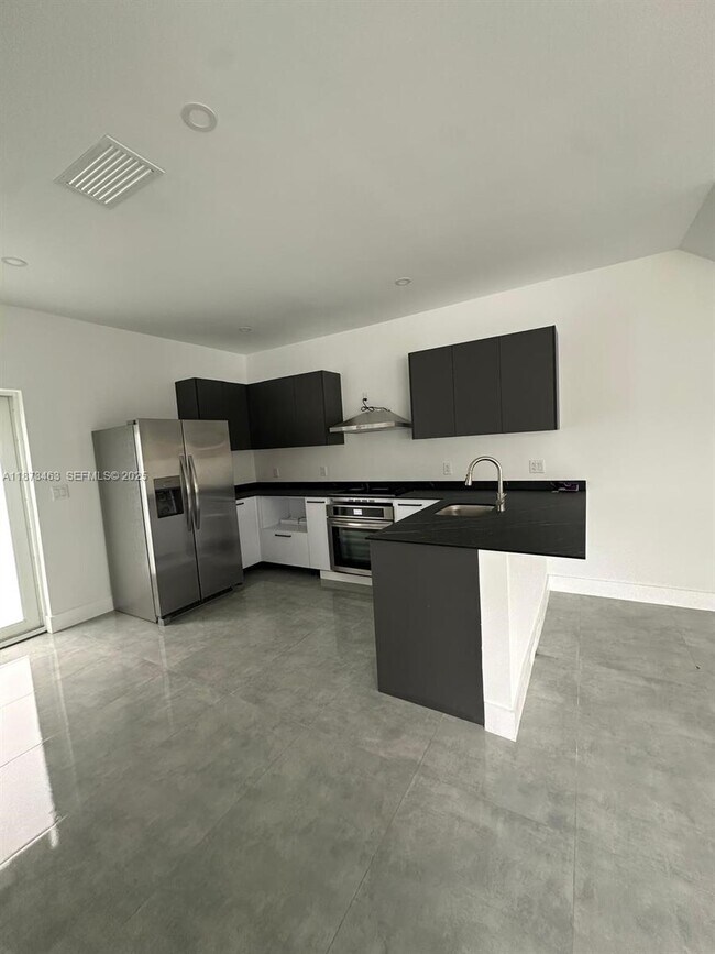 Building Photo - 723 NW 19th Ave