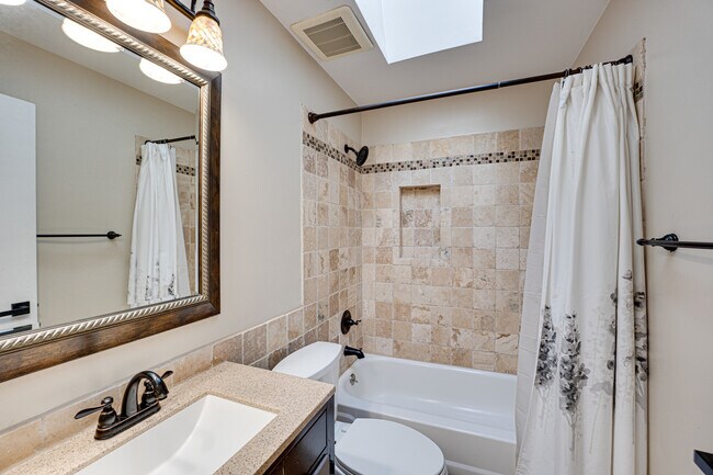 Building Photo - 1633 Hilton Head Dr