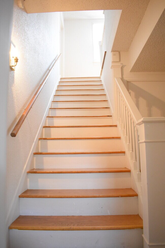 Building Photo - 2 Story Cute House Close to Campus! Lease Now for the 2026-2027 School Year! Available September ...