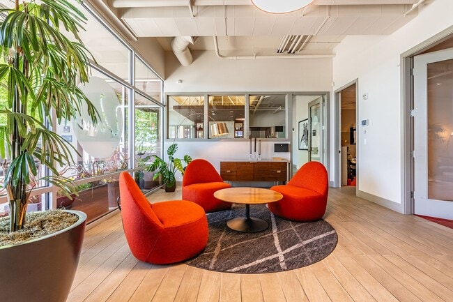 Building Photo - Huge Central Area Studio with PARKING and ...