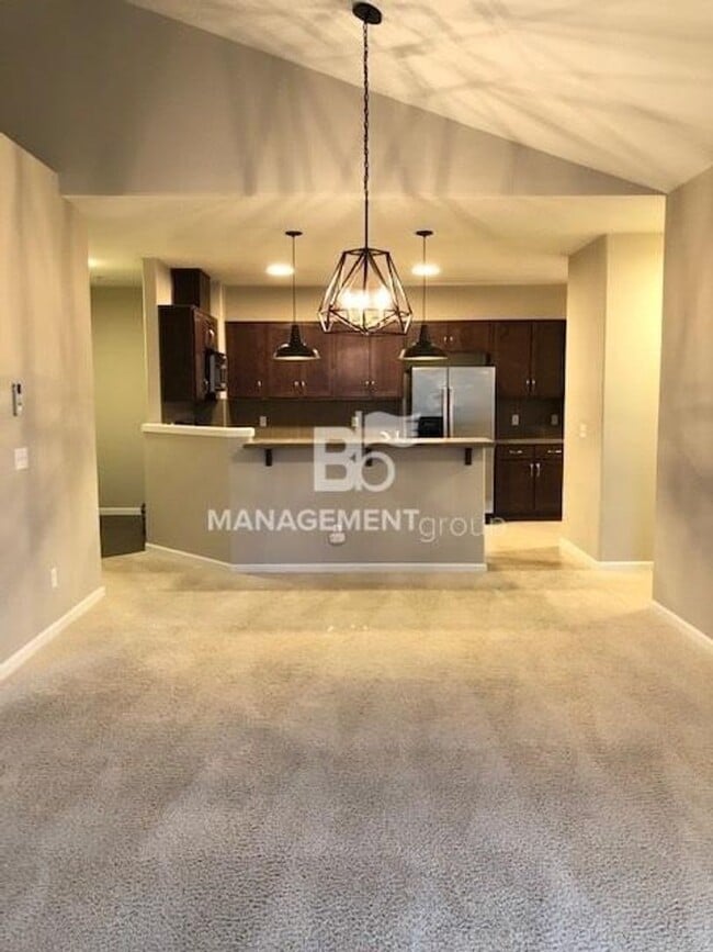 Building Photo - Light & Bright Timberland Condo in NW Portland MUST SEE!!! Garage Included