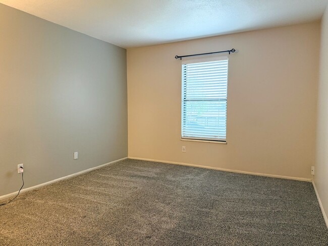 Building Photo - Move-in Incentive!