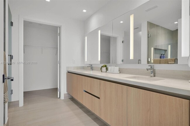 Building Photo - 2411 Laguna Cir