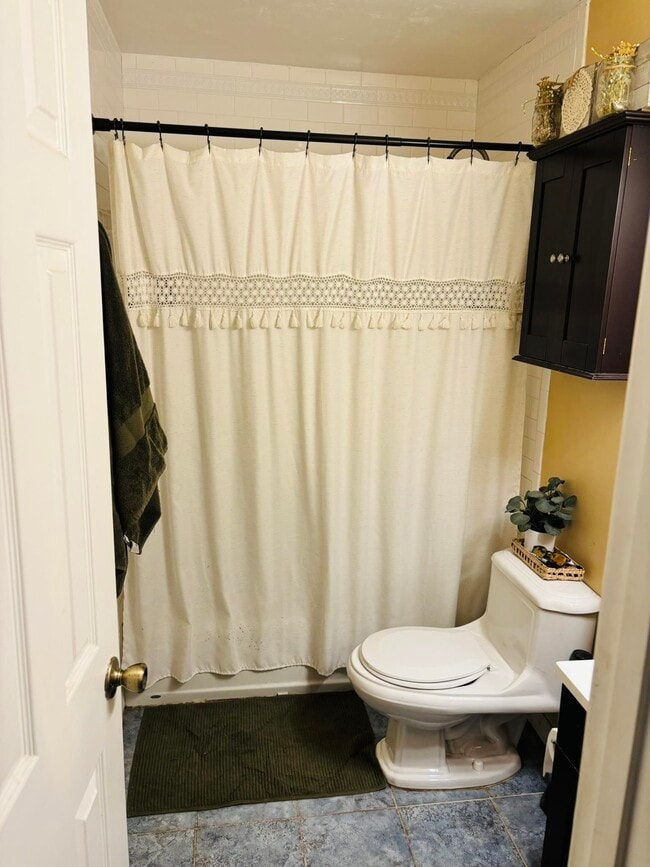 Building Photo - 301 S Lipona Rd