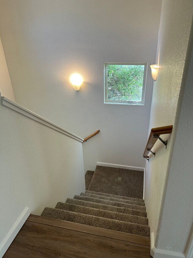 Building Photo - 582 Morgan Dr