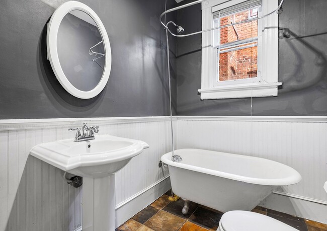 Building Photo - FAN DISTRICT HOME WITH 3 BEDROOMS AND 3 FULL BATHS