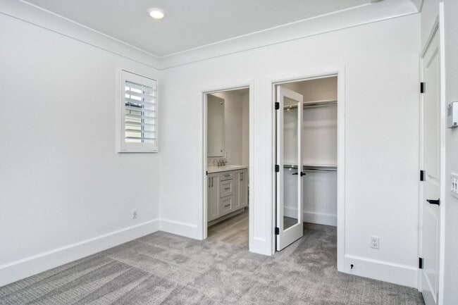 Building Photo - 3 Bedroom Townhome at Bayside Cove!