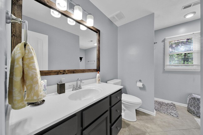 Building Photo - Spacious 4 Bed 2.5 bath Home in Davis Lake...