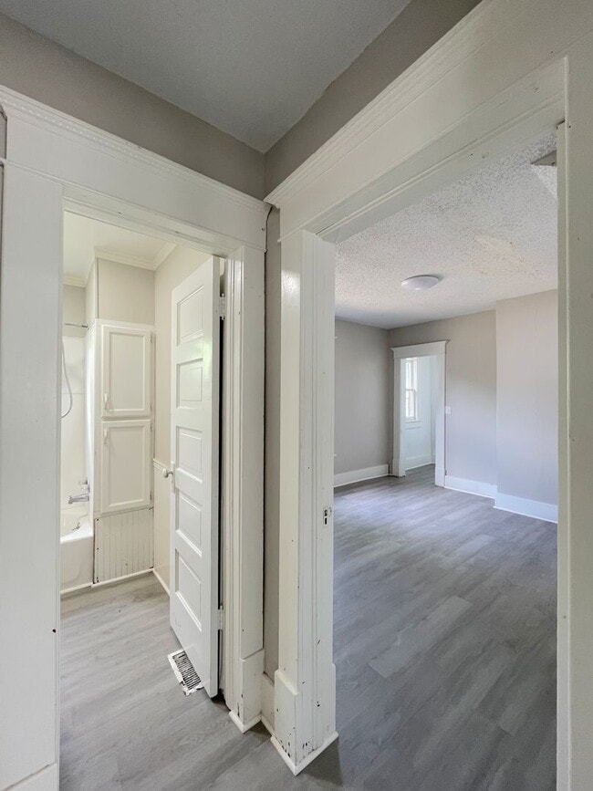Building Photo - Large 3 bedroom home