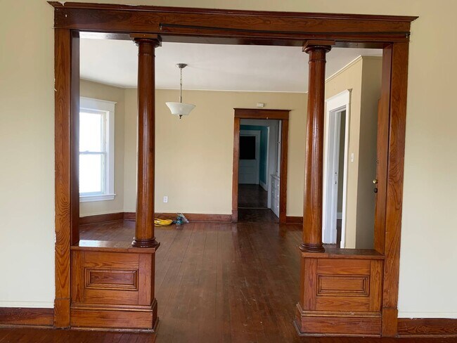 Building Photo - 857 Oakwood Ave