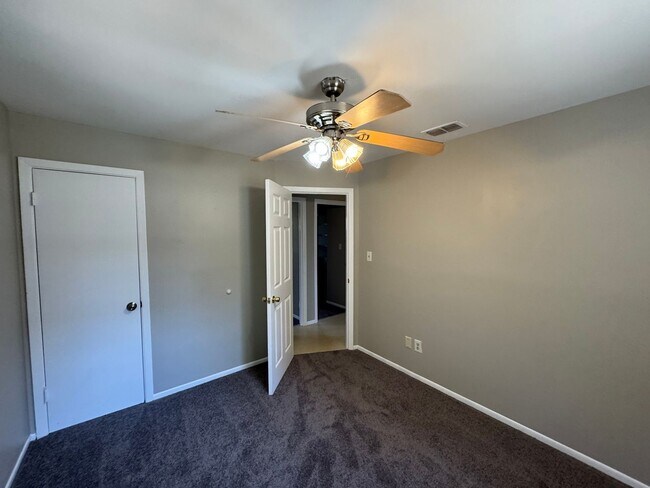 Building Photo - Charming 4 Bedroom, 1 Bathroom Home in Orange City!!