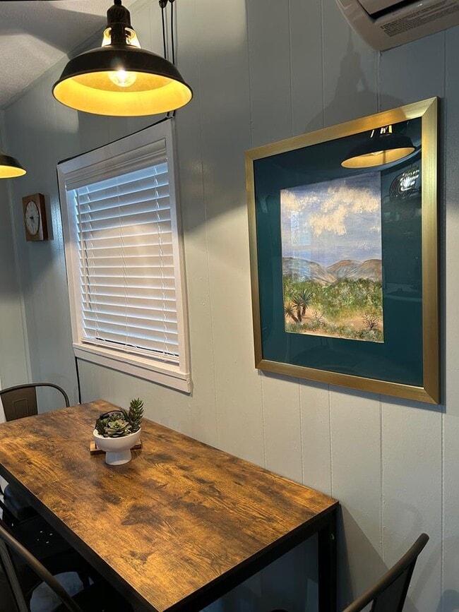 Building Photo - 205 S 11th St