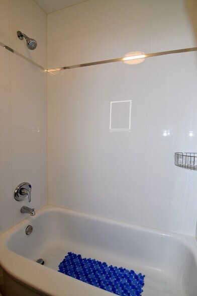 Fully Finished 1 or 2 bd, parking, balcony - 9003 Bronx Ave