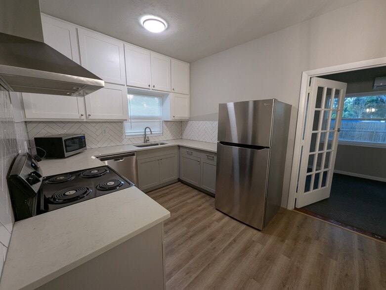 Kitchen (includes dishwasher and garbage disposal) - 2608 19th Ave W